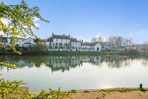 6 Colnebridge Close, Staines, TW18 4RZ