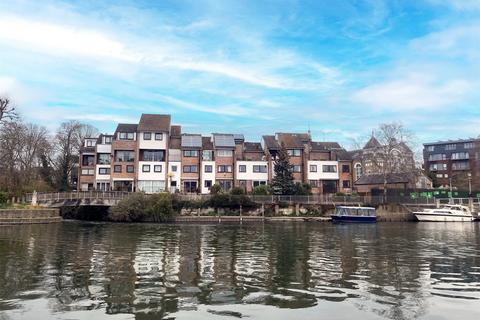 6 Colnebridge Close, Staines, TW18 4RZ