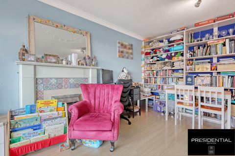 49 Winsbeach, London, E17 3RQ