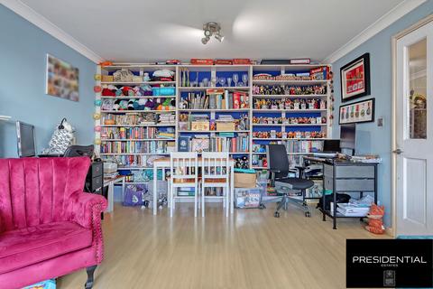 49 Winsbeach, London, E17 3RQ