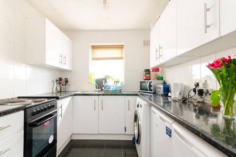 2 bedroom flat to rent, Maplehurst Close, Kingston, Kingston upon Thames, KT1