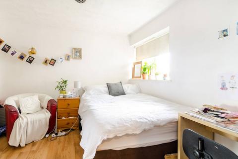 2 bedroom flat to rent, Maplehurst Close, Kingston, Kingston upon Thames, KT1