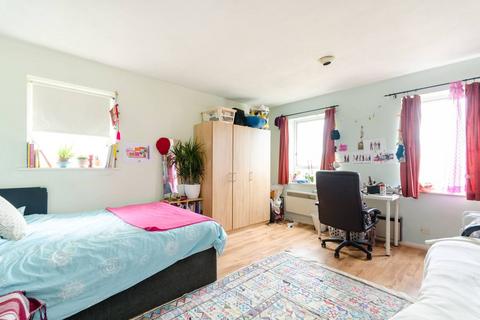 2 bedroom flat to rent, Maplehurst Close, Kingston, Kingston upon Thames, KT1
