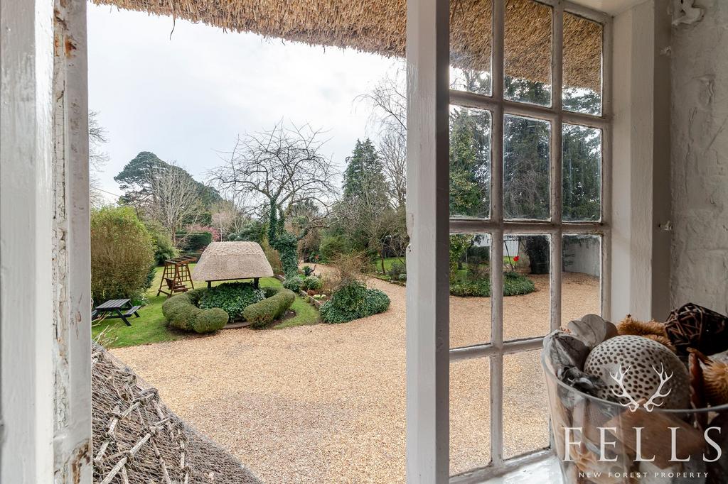 Little Thatch: Living / dining room view
