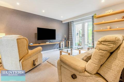 1 bedroom flat for sale, Frizley Gardens, Frizinghall, Bradford, West Yorkshire, BD9 4LY