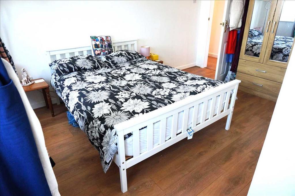 Front bedroom 2