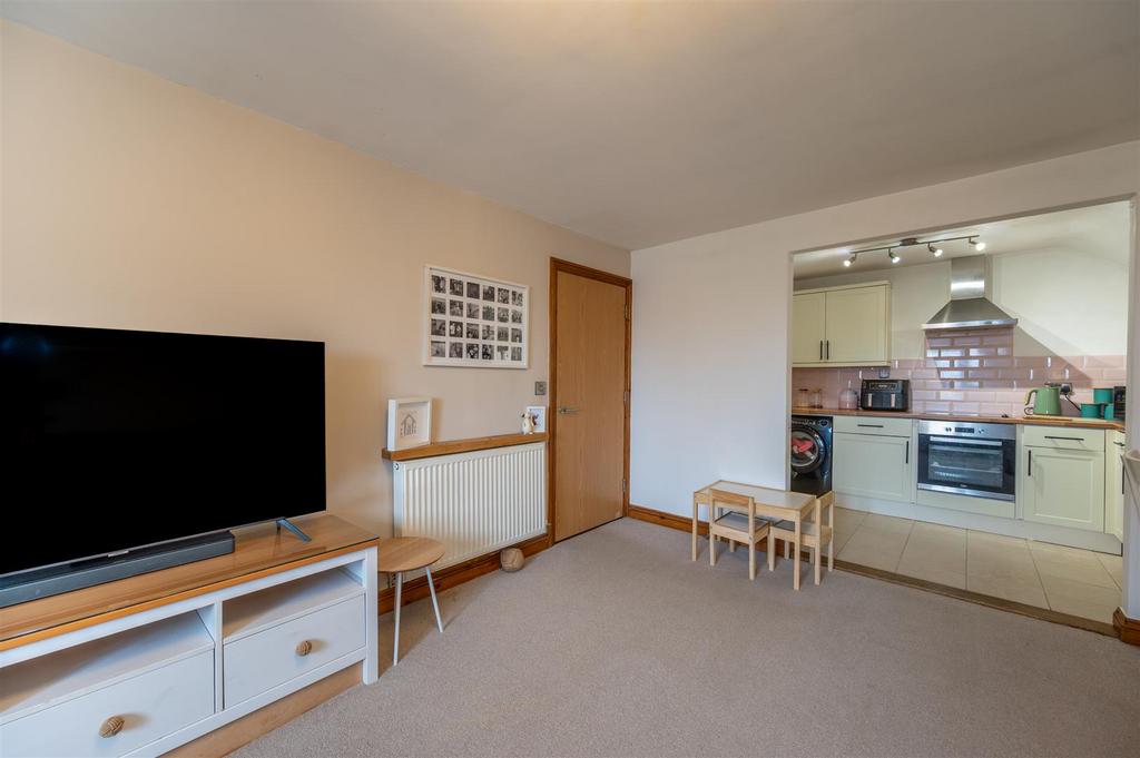 Flat 14 88 90 Hambledon -Road 25 13.jpg