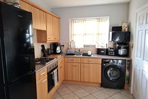 3 bedroom townhouse to rent, Shone Court, Morley, Leeds