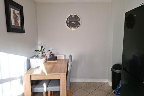 3 bedroom townhouse to rent, Shone Court, Morley, Leeds