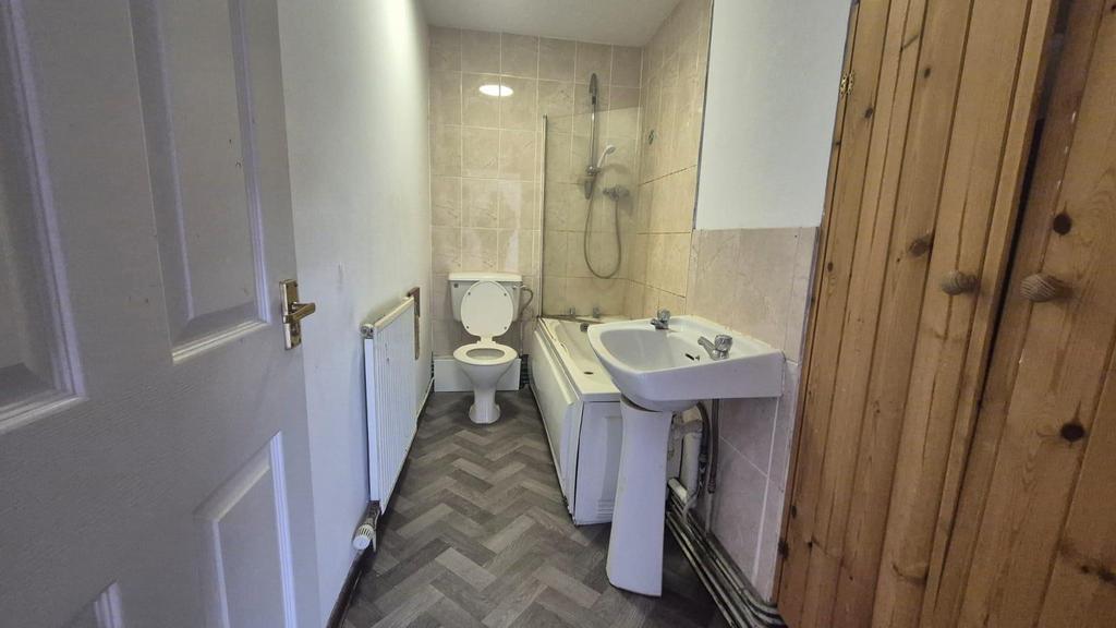 7 ER Bathroom.jpeg