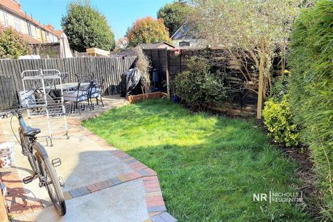41 Mansfield Road, Chessington, KT9 2PJ