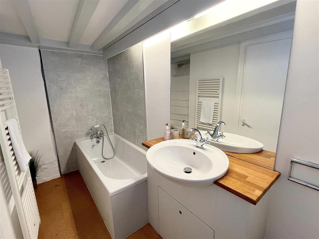 Ensuite Bathroom.jpg