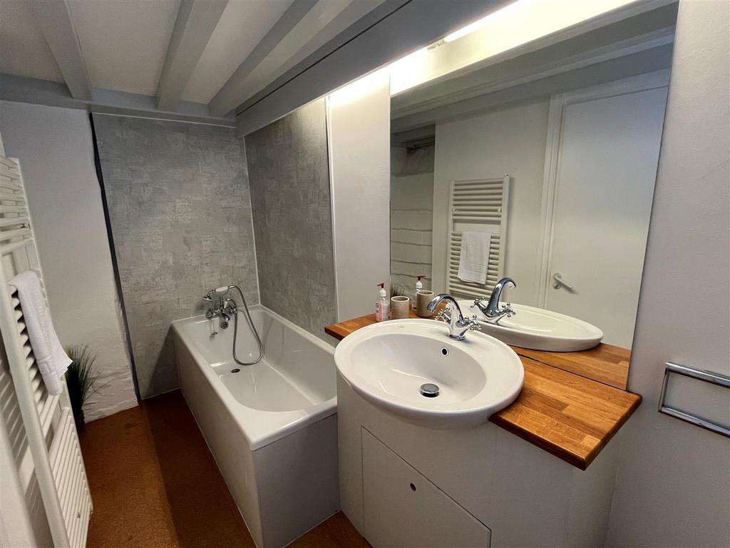 Bathroom 2.jpg