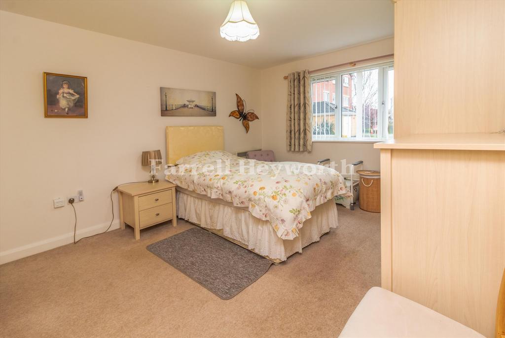 Bedroom 1 image 2