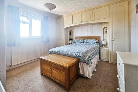 27 Edenside Drive, Attleborough, NR17 2EL