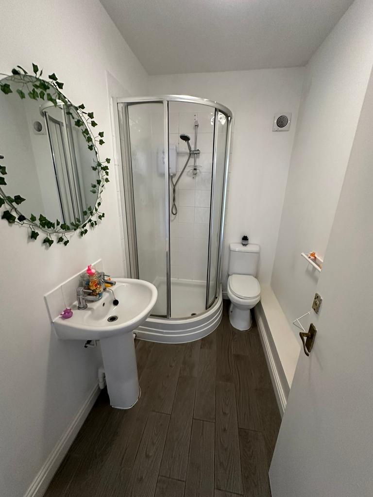 A modern bathroom featuring a stylish shower cu...