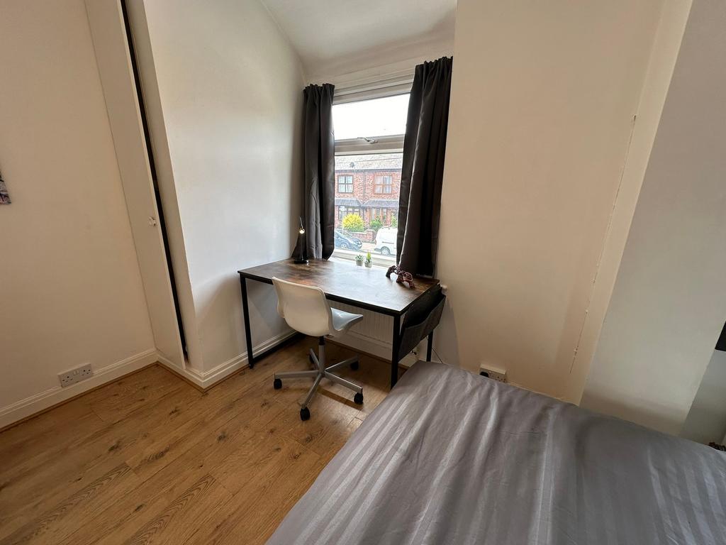 A cozy double bedroom featuring a comfortable b...