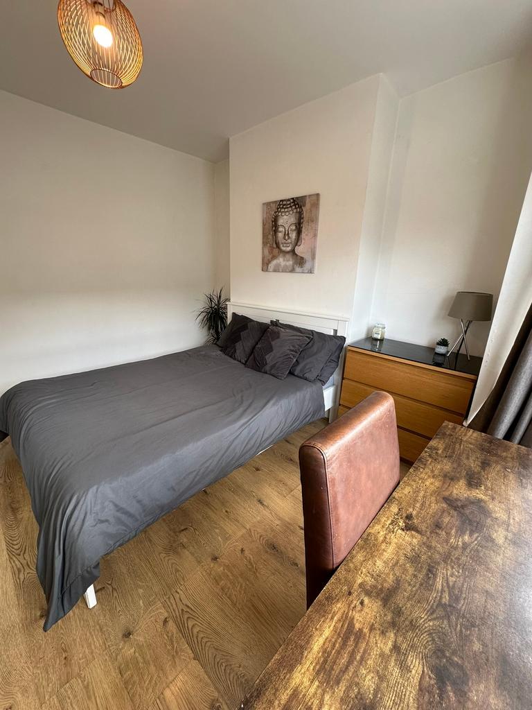 A cozy double bedroom featuring a comfortable b...