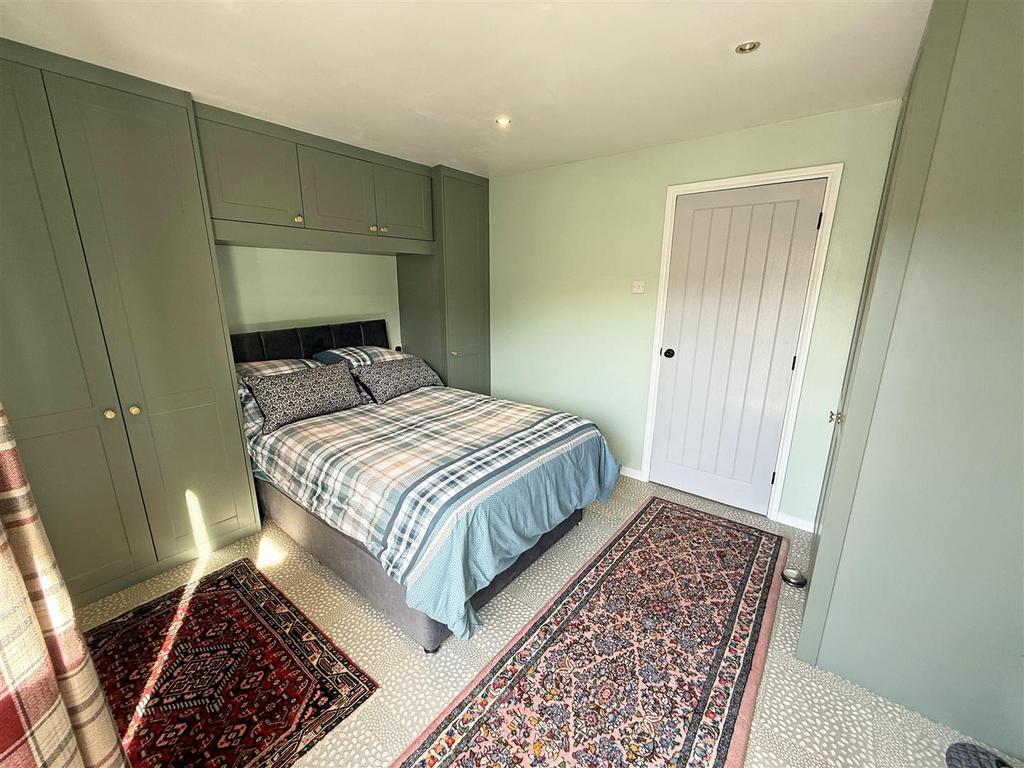 Bedroom 1.jpg