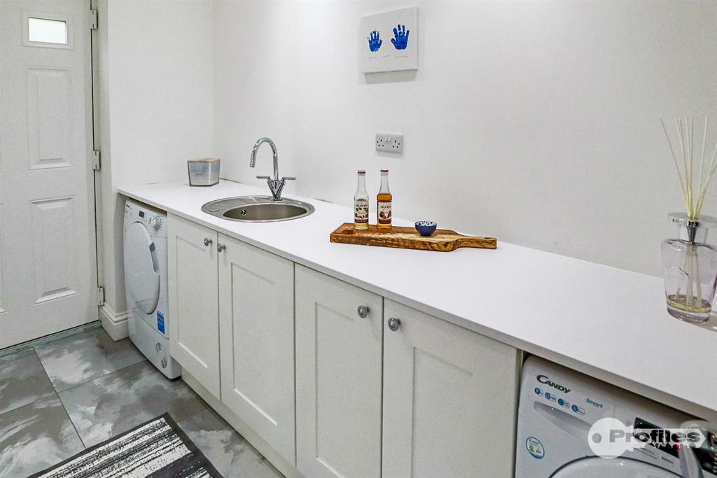 Utility room (side).