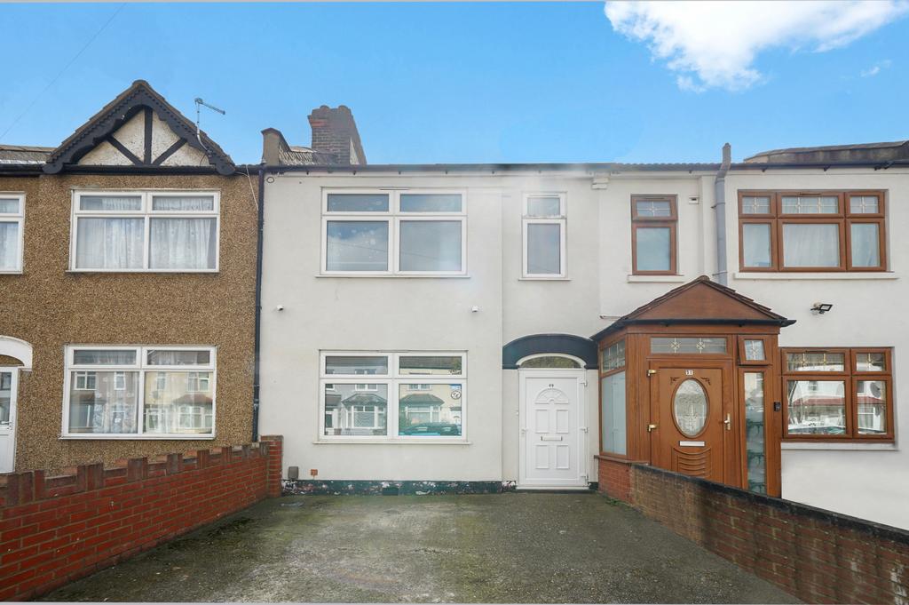 A Lovely 3 Bedroom Mid Terrace House For Sale In
