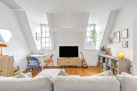 1 bedroom flat for sale, Clapham Common South Side, London SW4
