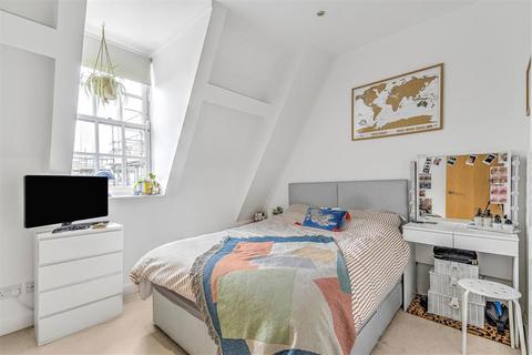1 bedroom flat for sale, Clapham Common South Side, London SW4