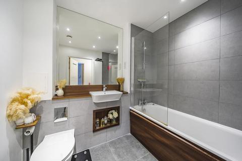 2 bedroom flat for sale, Adenmore Road, Catford, London, SE6