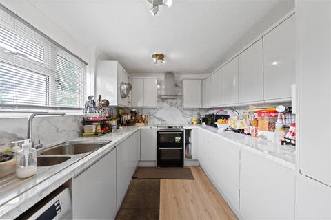 8 Robin Way, Guildford, GU2 9QR