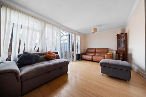 8 Robin Way, Guildford, GU2 9QR