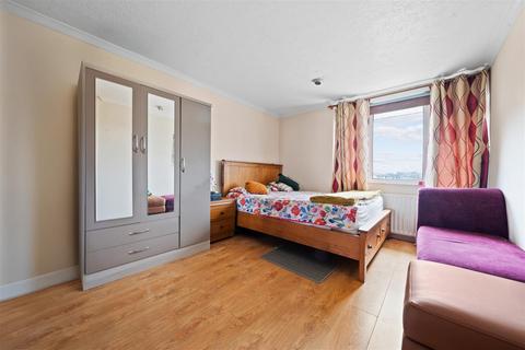 8 Robin Way, Guildford, GU2 9QR