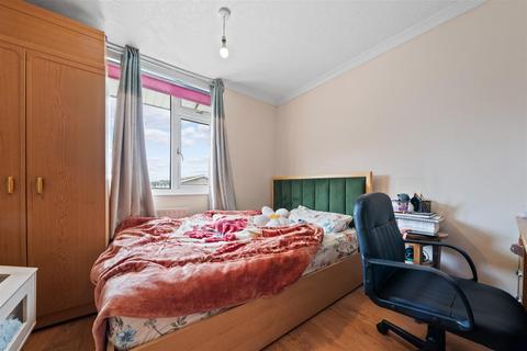 8 Robin Way, Guildford, GU2 9QR