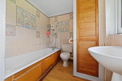 8 Robin Way, Guildford, GU2 9QR