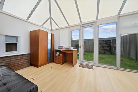 8 Robin Way, Guildford, GU2 9QR