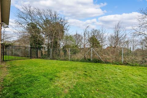 8 Robin Way, Guildford, GU2 9QR