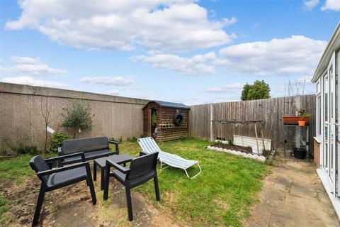 8 Robin Way, Guildford, GU2 9QR