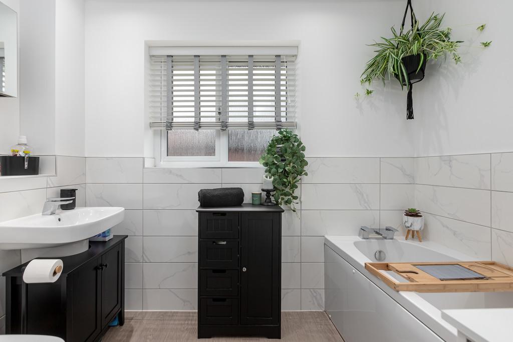 Main Bathroom roe way