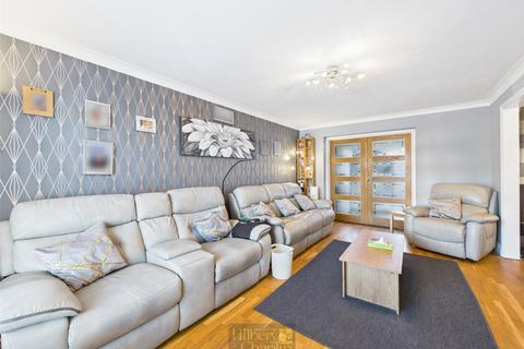 4 bedroom detached house for sale, High Road North, Steeple View, Laindon, Essex, SS15