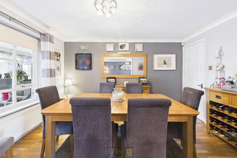 4 bedroom detached house for sale, High Road North, Steeple View, Laindon, Essex, SS15