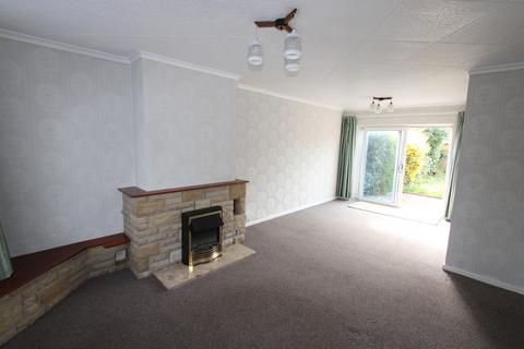 2 bedroom terraced house to rent, Hall Hays Road