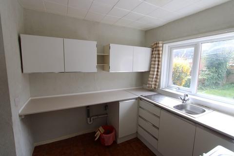 2 bedroom terraced house to rent, Hall Hays Road