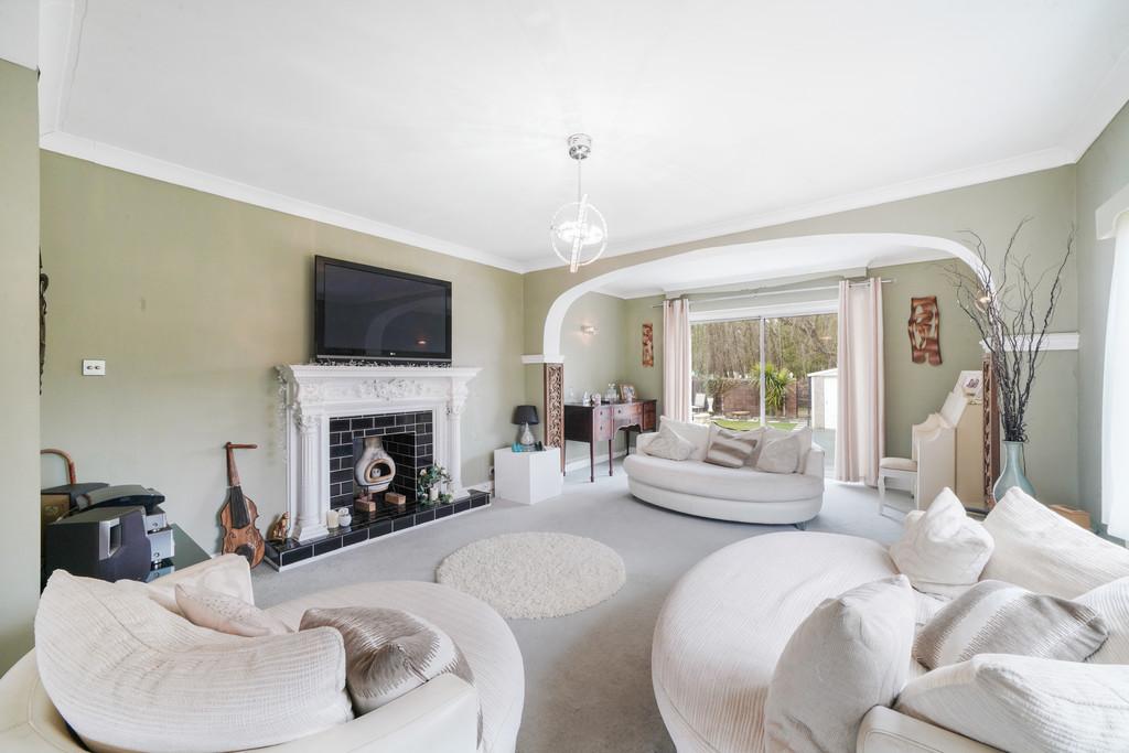 The Hollow, Felix Lane, Shepperton TW17 8 NG - zr F7