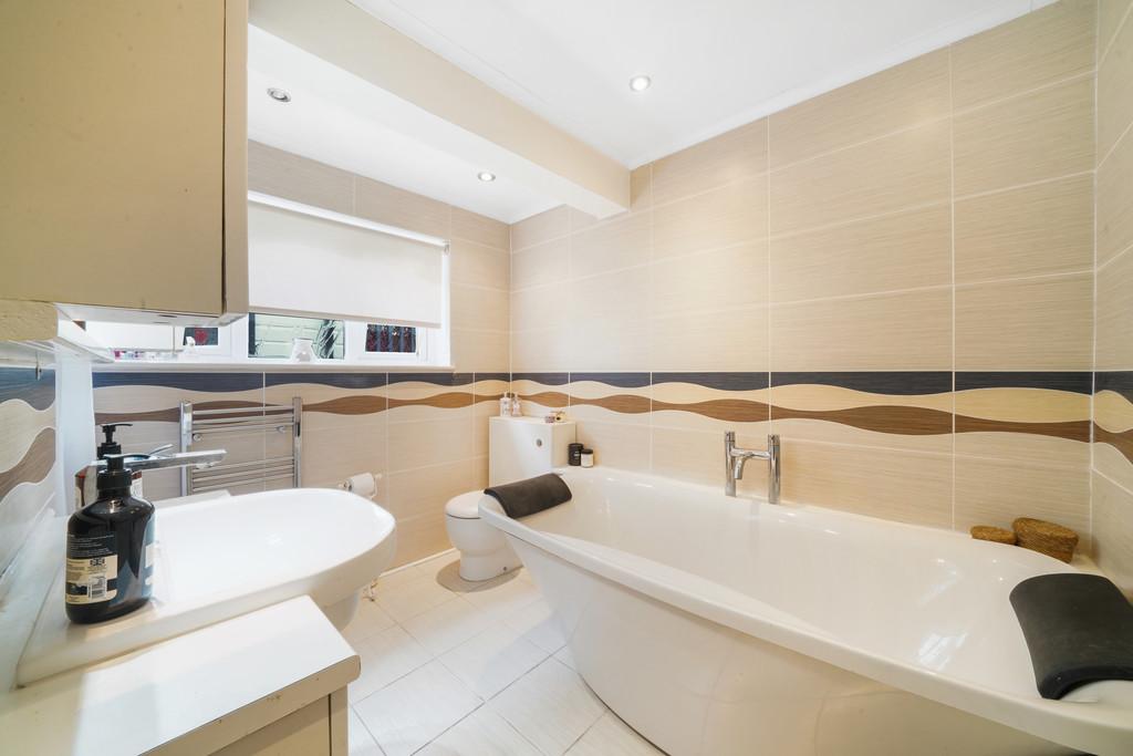 The Hollow, Felix Lane, Shepperton TW17 8 NG - MRu R
