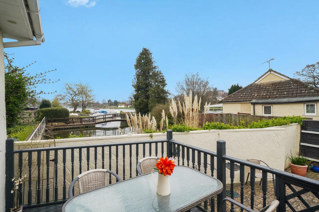 The Hollow, Felix Lane, Shepperton TW17 8 NG - 7 Vt F