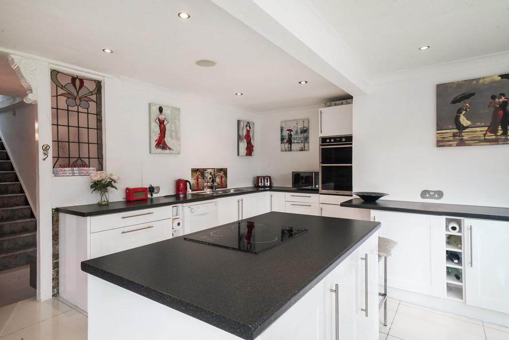 The Hollow, Felix Lane, Shepperton TW17 8 NG - o E4r