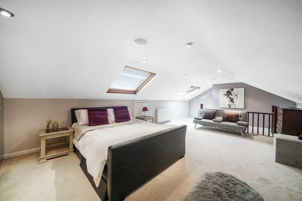 The Hollow, Felix Lane, Shepperton TW17 8 NG - r4p Z