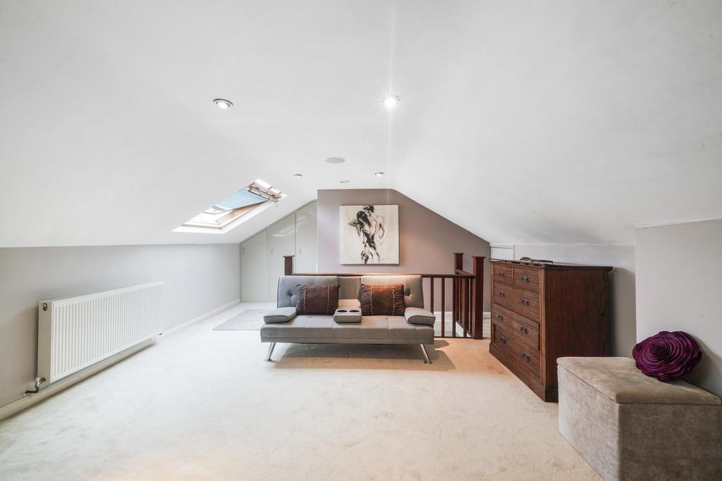The Hollow, Felix Lane, Shepperton TW17 8 NG - b E38