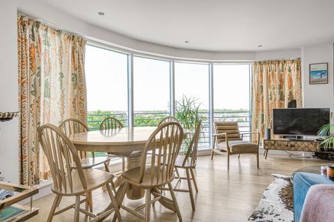 2 bedroom flat for sale, Octavia House, 213 Townmead Road, London
