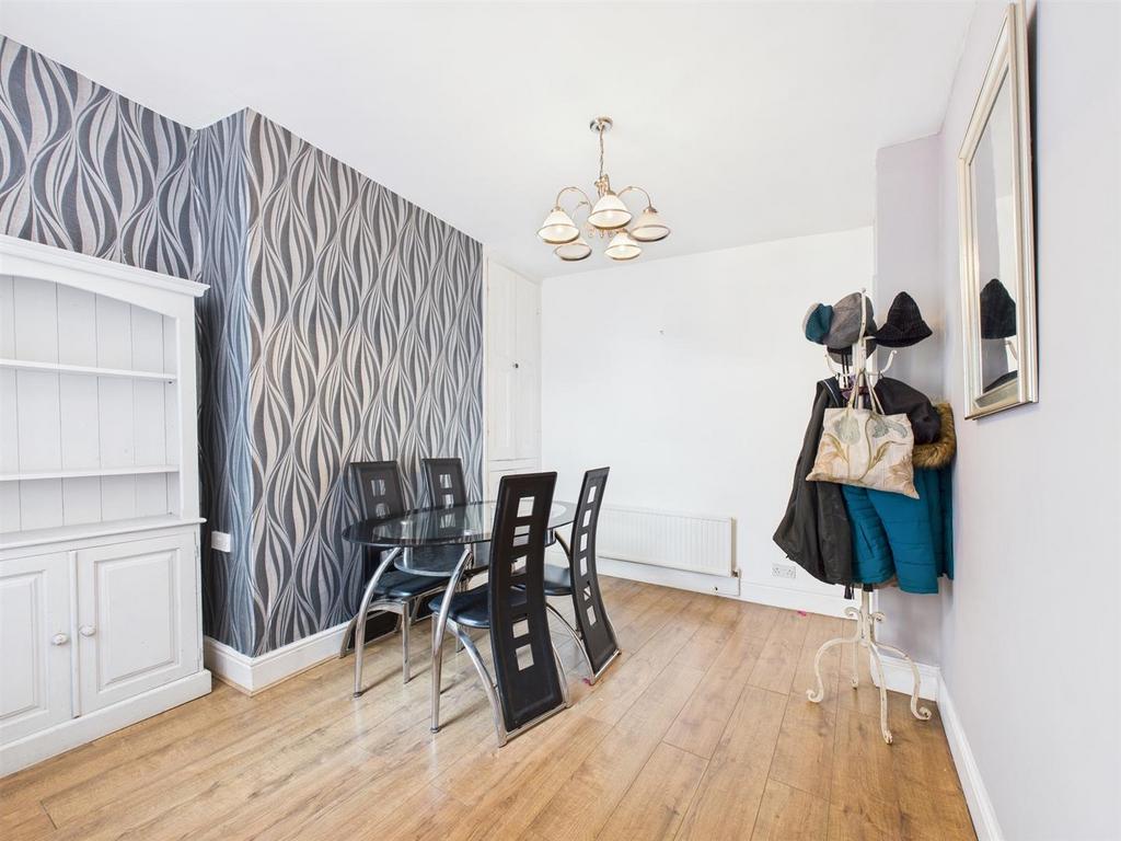 Dining room: