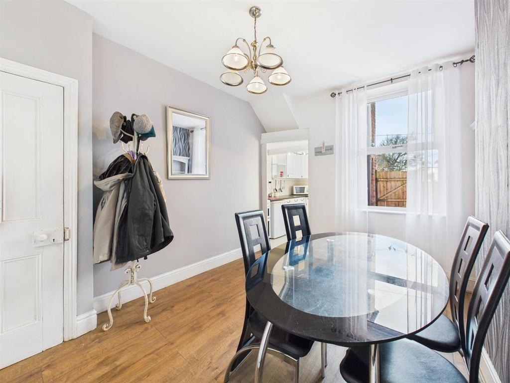 Dining room: